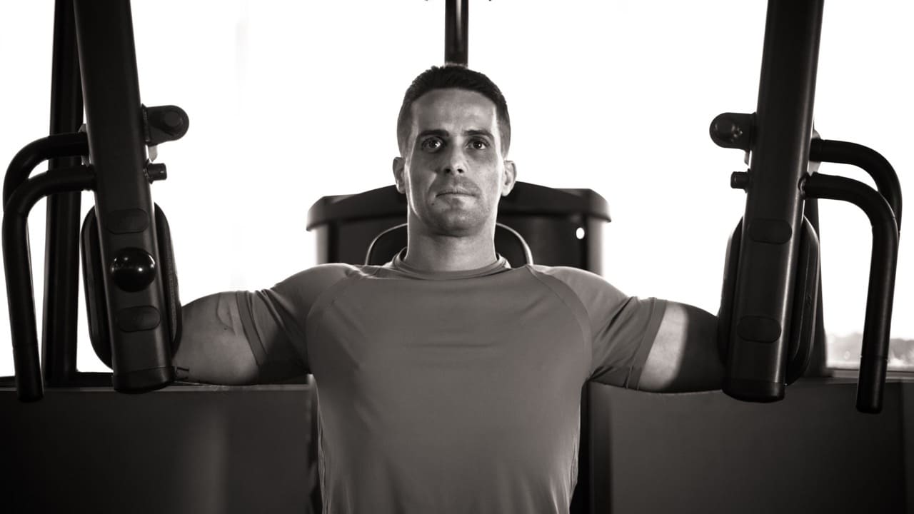 Aluno no aparelho voador peitoral no Studio Fit